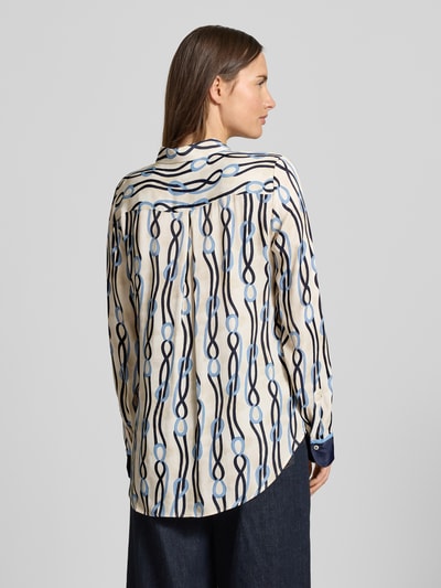 Frauenmodel trägt Hemdbluse mit Knopfleiste von Eterna aus reiner Viskose im lockeren Schnitt, Muster in Blau- und Beigetönen, Ganzkörperansicht Rückansicht.