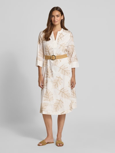 Kobiece modelka nosi Tailliertes Freizeitkleid aus Baumwoll-MIx od s.Oliver BLACK LABEL, białe z beżowym wzorem liści, tekstura miękka, widok całej sylwetki z przodu.