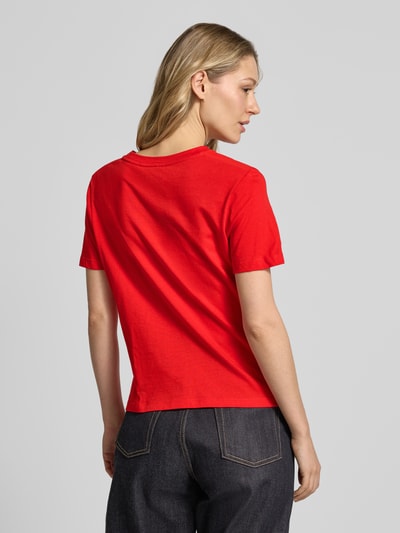 Frauenmodel trägt Regular Fit T-Shirt aus reiner Baumwolle von Tommy Hilfiger, Optik: Unifarben, Logo-Detail, Label-Schriftzug, Rundhals, Kurzarm, Jersey, Ganzkörperansicht Rückansicht.