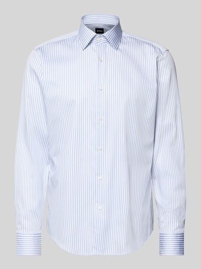 Produktfoto, Regular Fit Businesshemd aus reiner Baumwolle Modell 'JOE' von BOSS, feines blau-weißes Streifenmuster, Kentkragen, glatte Textur.