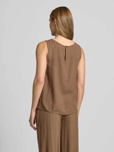 Frauenmodel trägt Blusentop aus Viskose Modell 'ZINA' von Vila, Regular-Fit, Rundhalsausschnitt, Rückenlänge 56 cm, Ganzkörperansicht Rückansicht.