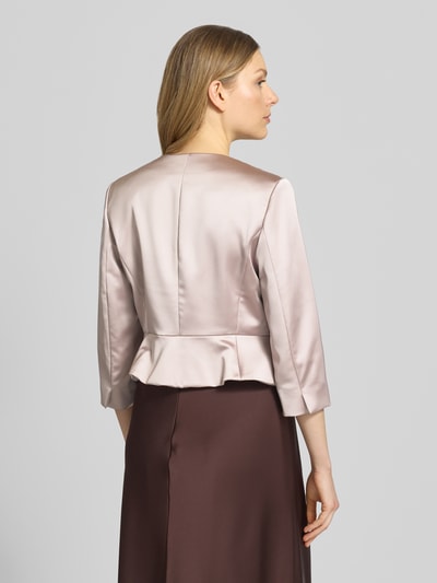 Frauenmodel trägt Regular Fit Blazer mit 3/4-Ärmeln von Christian Berg Cocktail aus Satin im Elastischer-Material-Mix, taillierte Passform, Rückenlänge bei Größe 36: 46 cm, Ganzkörperansicht Rückansicht.