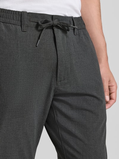 Mannenmodel draagt Stoffhose mit elastischem Bund und Kordelzug van MCNEAL in antracietgrijs, Materiaalmix met viscose, straight fit, knoop- en ritssluiting, steekzakken en strookzak aan de achterkant, perfecte heren broek voor reizen of kantoor, Nahaufnahme taille
