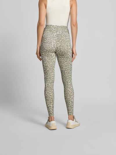 Frauenmodel trägt Leggins aus Viskose-Mix von Lala Berlin mit Allover-Animal-Print, Slim Fit, Logo-Detail, knöchellang, Ganzkörperansicht Rückansicht.