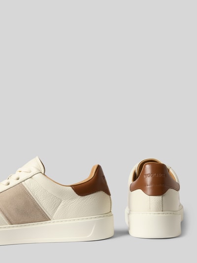 Produktfoto, Sneaker aus echtem Leder Modell 'Classic Court' von Woolrich, weiß und beige mit braunem Kontrastbesatz, strukturierte Sohle, Label-Schriftzug, abgerundete Form, Schnürverschluss, Absatzhöhe 4 cm, Schafthöhe 8 cm, Schaftweite 9 cm.