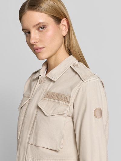 Frauenmodel trägt Regular-Fit Damen Jacke mit Umlegekragen Modell 'Buni' von khujo aus Reine Baumwolle, Logo-Stitching, AufgesetzteTaschen, Nahaufnahme Oberkörper.