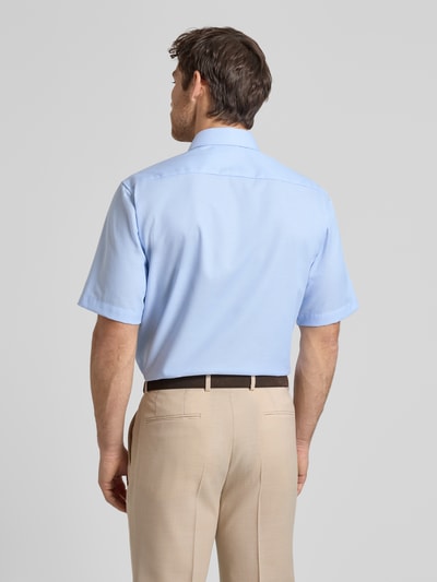 Männermodel trägt Comfort Fit Business-Hemd aus Baumwolle mit Kentkragen von ETERNA in Hellblau, 1/2-Arm, Rückenlänge 80 cm, Schulterbreite 45 cm, Ganzkörperansicht Rückansicht.