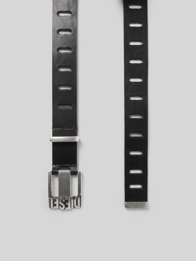 Produktfoto, Gürtel aus echtem Rindsleder von Diesel in Schwarz, glattes Design, Logo-Detail, Dornschließe, Lochmuster, Breite 3 cm