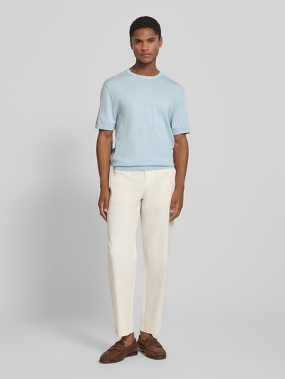 Mannenmodel draagt lichte loose fit wijdte broek van katoenmix model '220' van Selected Homme heren, full body vooraanzicht