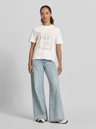 Vrouwenmodel draagt T-shirt met ronde hals en motiefprint van Christian Berg Woman, puur katoen, regular fit, ruglengte maat S 55 cm, Ganzkörperansicht von vorne.