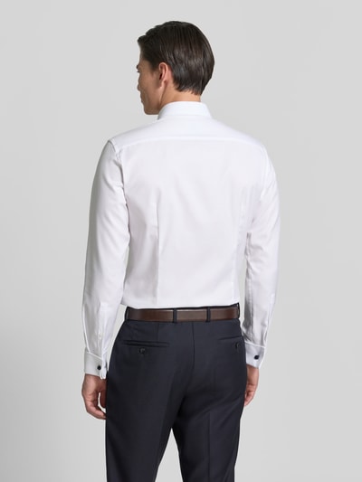Männermodel trägt Slim Fit Businesshemd aus Twill von Jake*s in Weiß, Kentkragen, Umschlagmanschette, glatte Struktur, Ganzkörperansicht Rückansicht.