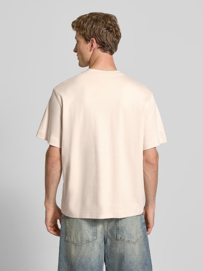 Männermodel trägt Herren T-Shirt mit Rundhalsausschnitt Modell 'EURBAN EDGE' von Jack & Jones aus Reine Baumwolle in Modern Fit, Rückenlänge bei Größe M 68 cm, helle Farbe, glatte Textur, Ganzkörperansicht Rückansicht.