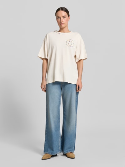 Frauenmodel trägt Relaxed Fit T-Shirt mit floralem Stitching von JAKE*S STUDIO WOMAN, cremefarbener Stoff, Rundhalsausschnitt, Halbarm, Rückenlänge bei Größe 38: 64 cm, Ganzkörperansicht von vorne.