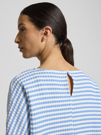 Frauenmodel trägt Relaxed Fit Pullover in Strick-Optik Modell 'Gresh' von Opus aus reiner Baumwolle, blau-weiß gemustert, Detailaufnahme Rückansicht.