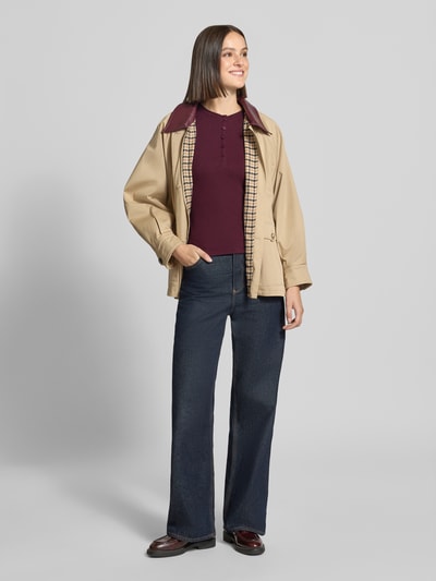 Frauenmodel trägt Slim Fit Langarmshirt aus Baumwoll-Mix von Jake*s Casual in dunklem Rot, kombiniert mit Jeans, Ganzkörperansicht von vorne.