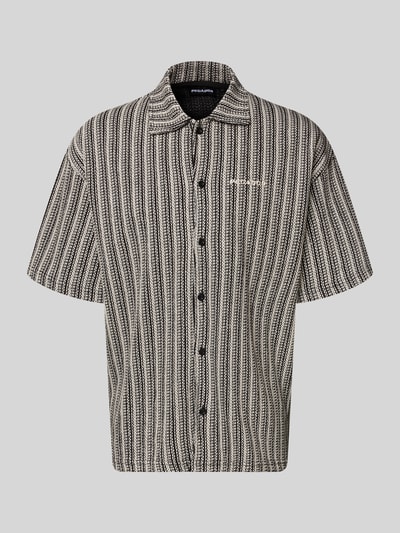 Produktfoto, Relaxed Fit Freizeithemd mit Label-Stitching Modell 'Forno' von Pegador, Reine Baumwolle, Allover-Look, Kentkragen, Knopfleiste, kurze Ärmel, Schwarz-Weiß-Muster, strukturierte Textur.
