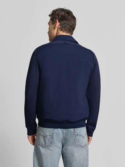 Männermodel trägt Jacke mit Stretch-Anteil von Paul Smith in Dunkelblau, elastischer Material-Mix, Rückansicht Ganzkörperansicht.