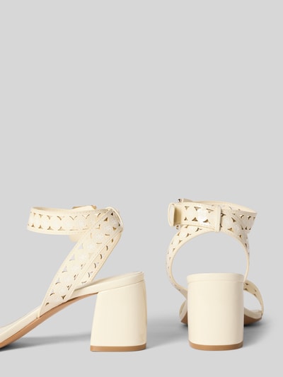 Produktfoto, helle Sandalette mit Blockabsatz Modell 'GASTINE' von Guess, Riemen mit Dornschließe, Absatzhöhe 7 cm, cremefarben, glatte Textur