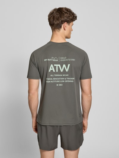 Männermodel trägt Herren T-Shirt mit Label-Print Modell 'SORONA' von HALO, Regular-Fit, Rundhalsausschnitt, graue Farbe, Rückenlänge 69 cm bei Größe M, Ganzkörperansicht Rückansicht.