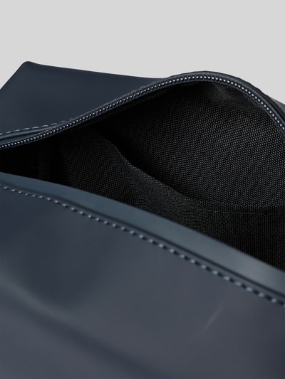 RAINS Toilettas met logo Marineblauw - 4