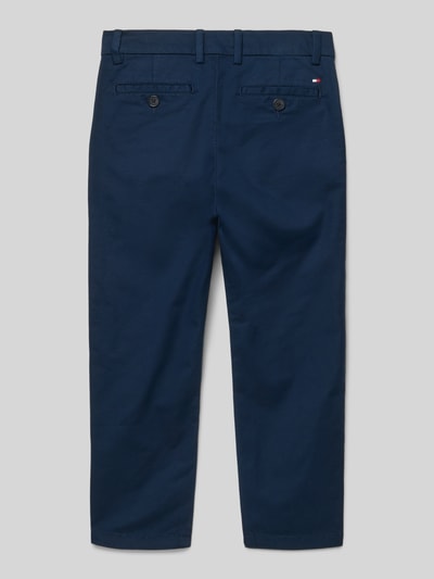 Produktfoto, Regular Fit Chinosy aus Baumwoll-Mix von Tommy Hilfiger Kids, jednokolorowy granat, krój regular fit, wykończenie splot twill, wpuszczane kieszenie tylne, wyhaftowane logo
