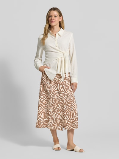 Vrouwenmodel draagt Midirock aus Leinen-Viskose-Mix mit Knopfleiste Modell 'FALAKKA' van B.Young, A-lijn, allover-print, frontale volledige lichaamsweergave.