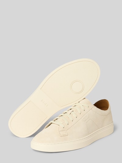 Produktfoto, Low Top Sneaker aus reinem Rindnubuk Modell 'Kieran_Tenn_wcsd' von BOSS, unifarbene Optik, strukturierte Sohle, runde Schuhspitze, Label-Prägung, Schnürung, flacher Absatz, Nubukleder.