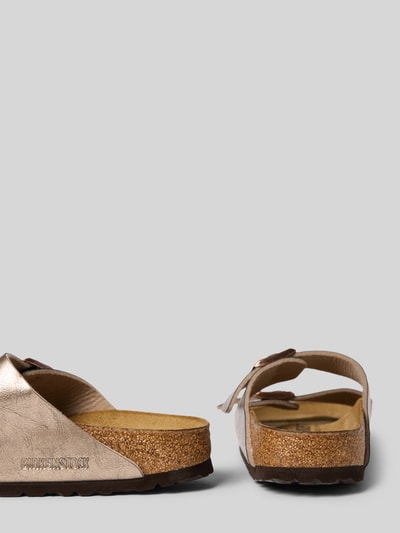 Produktfoto, Slipper mit offener Ferse Modell 'Arizona' von Birkenstock in Metallic-Optik mit Logo-Detail und 3 cm Absatz, Damen Slipper, abgerundete Passform.