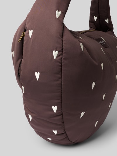 Produktfoto, Handtasche mit Stitchings und Label-Detail von STUDIO NOOS, Hauptfach mit Reißverschluss, Schulterriemen, Breite 50 cm, Länge 35 cm, Tiefe 11 cm, Länge Schulterriemen 77 cm, braune Oberfläche mit weißen Herz-Stitchings, weiche Struktur