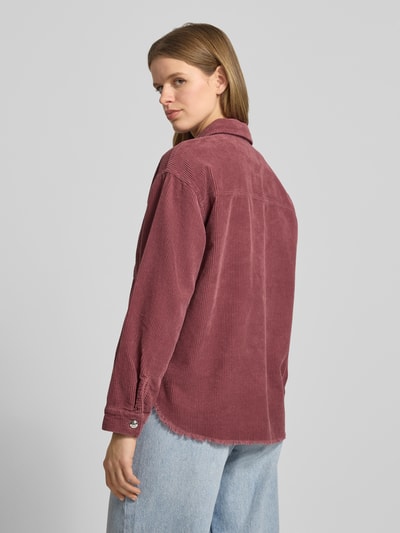 Modelka nosi Regular Fit Hemdjacke aus reiner Baumwolle Modell 'MAIKO-BITTEN' od Only, efekt: jednolity kolor, sztruks, pełna długość z tyłu