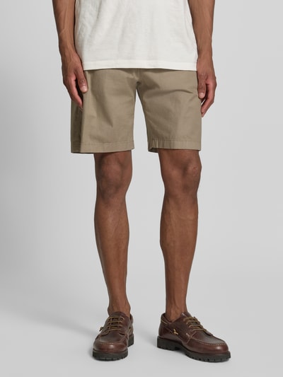 Männermodel trägt Shorts mit Gesäßtaschen Modell 'YASAN' von Drykorn aus Leinen-Baumwoll-Mix Regular-Fit, Ganzkörperansicht von vorne.