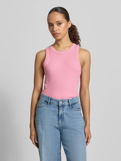 Kobiece modelka nosi Slim Fit Top in Rippstrickoptik von Tom Tailor Denim, efekt: jednolity kolor, krój slim fit, okrągły dekolt, bez rękawów, wykończenie materiału: imitacja prążkowanej dzianiny, materiał: mieszanka bawełny, Ganzkörperansicht von vorne