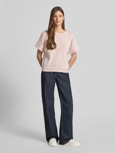 Frauenmodel trägt Sweatshirt mit 1/2-Arm Modell 'Gimos' von OPUS aus Baumwoll-Mix in zartem Rosa, Regular Fit, Ganzkörperansicht von vorne.