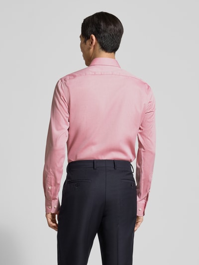Männermodel trägt Regular Fit vrijetijdsoverhemd uit katoenmix model 'H-JOE-K-C1-261' van BOSS, all-over motief, geruit, lange mouw, kentkraag, doorlopende knoopsluiting, labelstitching, achterpas, popeline, kleur roze, textuur glad, rompzoom licht afgerond, manchet verstelbaar, Ganzkörperansicht achterkant.