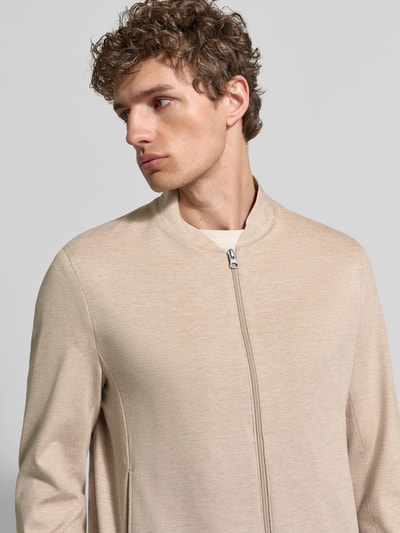 Männermodel trägt Jacke aus Viskose-Mix Modell 'CICROSS' von CINQUE in Beige mit Stehkragen, Reißverschluss, Eingrifftaschen, Nahaufnahme Oberkörper. Rückenlänge 68 cm, Schulterbreite 42 cm, Brustweite 48 cm, Ärmellänge 67 cm, Gerader-Schnitt, Stretch-Anteil.