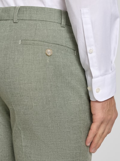Mężczyzna nosi Moden Fit Anzughose mit Bügelfalten Modell 'Sergio' od DIGEL, mieszanka materiałów z dodatkiem wiskozy, kanty, kieszeń z tyłu. Zbliżenie na tylnią część.