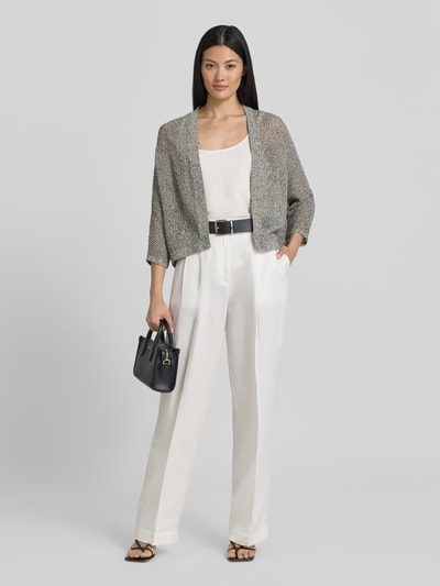 Frauenmodel trägt Strickjacke in offener Passform mit 3/4-Arm von Comma, Reine Baumwolle, Strukturmuster, Rückenlänge 54 cm, Nahaufnahme Ganzkörperansicht von vorne.