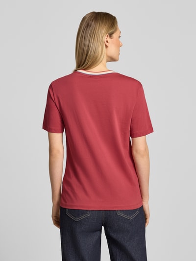 Modelka nosi T-Shirt aus reiner Baumwolle od Jake*s Casual, bawełna, prosty krój, okrągły dekolt, krótki rękaw, długość pleców 59 cm, widok całej sylwetki z tyłu