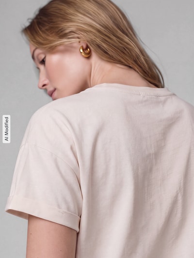 Frauenmodel trägt Regular Fit T-Shirt aus reiner Baumwolle von Garcia in zartem Beige, glatte Struktur, Nahaufnahme Rückansicht, Damen T-Shirt von Garcia, KI-modifiziertes Bild.
