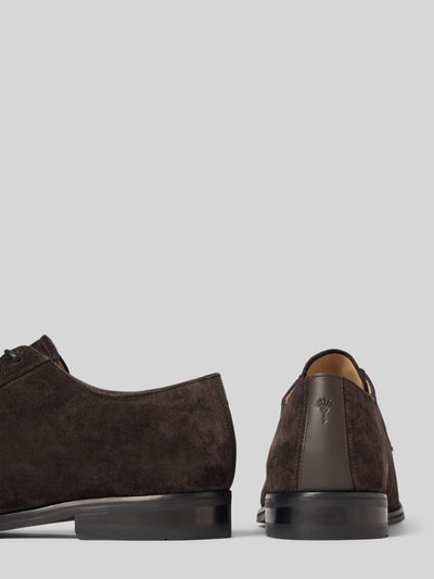 Produktfoto, braune Schnürschuhe aus echtem Rindsleder Modell 'velluto misto' von JOOP! SHOES mit glatter und samtiger Oberfläche vor grauem Hintergrund.
