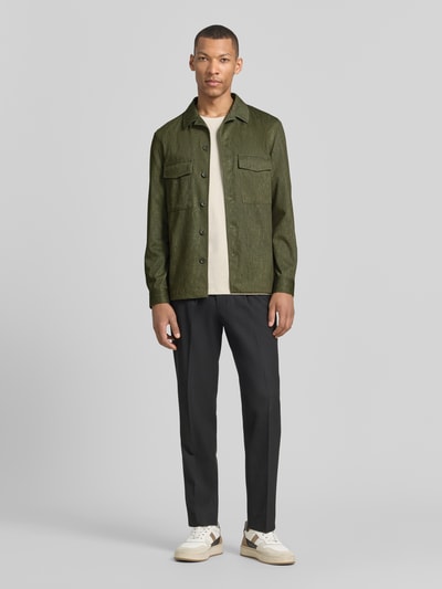 Mannenmodel draagt Slim Fit Hemdjacke met borstzakken model 'Constantin' van CG - Club of Gents, materiaalmix met viscose, reverskraag, ruglengte bij maat 50 75 cm, ganzekörperaanzicht van voren.