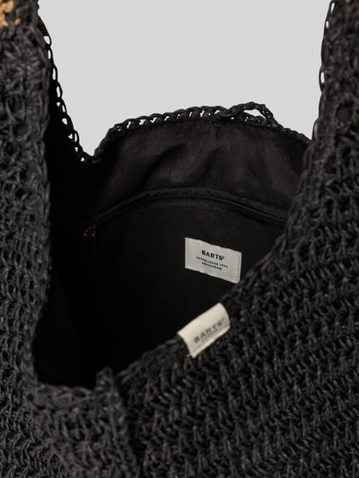 Produktfoto, Handtasche mit Label-Detail Modell 'Saunteer' von Barts in Schwarz mit grober Flechtstruktur, Reißverschluss-Innenfach sichtbar, kontrastierender Stoffeinsatz, Maße: 45x32x12 cm, Schulterriemen 36 cm
