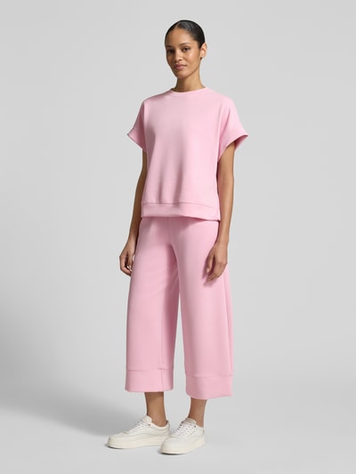 Modelka nosi Sweatshirt aus Modal-Mix mit Rundhalsausschnitt von Rich & Royal, różowy, relaxed fit, z krótkimi rękawami, widok całej sylwetki z przodu.