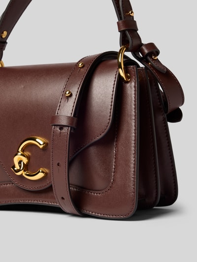 Produktfoto, Shoulder Bag mit Logo-Detail von Coccinelle in Braun mit goldfarbenen Details, glatte Lederstruktur, Magnetverschluss, Überschlag, verstellbarer Schulterriemen, Maße 22x18x9 cm, Länge Schulterriemen 38 cm.