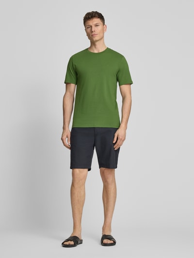 Männermodel trägt Regular Fit T-Shirt mit Logo-Stitching von Scotch & Soda aus Reine Baumwolle, Rundhalsausschnitt, Herren T-Shirt, Rückenlänge bei Größe M 69 cm, Ganzkörperansicht von vorne.