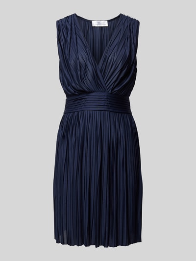 Produktfoto, Knielanges Cocktailkleid in Falten-Optik Modell 'Linn' von Guido Maria Kretschmer WOMAN, Satin, taillierte Passform, tiefer V-Ausschnitt, Taillenpasse, blickdichter Unterrock, dunkelblau, glänzende, feine Faltenstruktur