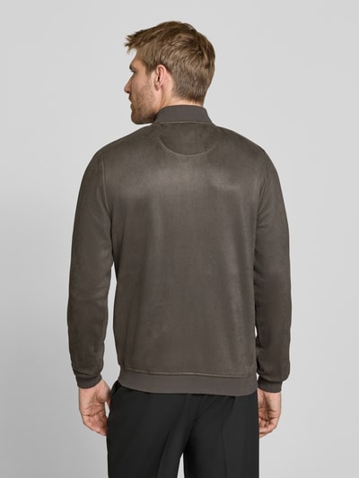 Męski model nosi Regular Fit Bomberjacke mit Stehkragen von Christian Berg Men z elastycznej mieszanki materiałów, zamek błyskawiczny, wpuszczane kieszenie, stójka, brązowy kolor, gładka tekstura, długość tyłu w rozmiarze M: 60 cm, długość rękawów w rozmiarze M: 67 cm, widok całej sylwetki z tyłu