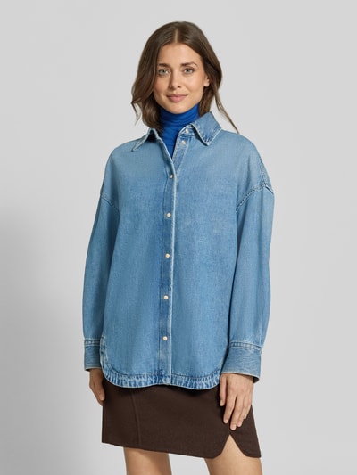 Modelka kobieca ma na sobie overshirt BOSS Orange Oversized Hemdjacke aus Baumwoll-Denim Modell 'C_OVERSHIRT 4.0', jednokolorowy, wykładany kołnierz, listwa z zatrzaskami, długie rękawy, wpuszczane kieszenie, denim, bawełna, widok całej sylwetki z przodu
