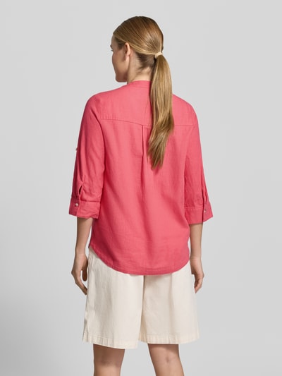 Frauenmodel trägt Relaxed Fit Tunika aus Leinen-Viskose-Mix von s.Oliver RED LABEL, Optik: Unifarben, Rückenpasse mit Falten, Ganzkörperansicht Rückansicht.