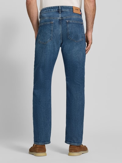 Männermodel trägt Straight Fit Jeans aus Baumwoll-Mix Modell 'Ray' von JOOP! in Blau, strukturierte Oberfläche, Ganzkörperansicht Rückansicht. Herren Straight Fit Jeans von JOOP! JEANS